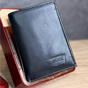 Levi’s Men’s Leather Wallet – New in Box